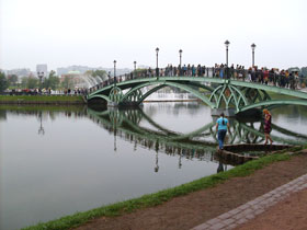 Парк Царицыно: приятно пройтись по мосту мимо фонтана...
